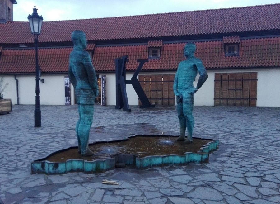 pomnik Davida Cernego przed Muzeum Kafki
