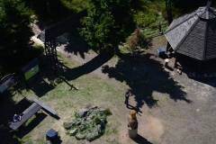 u stóp wieży na Wielkiej Sowie