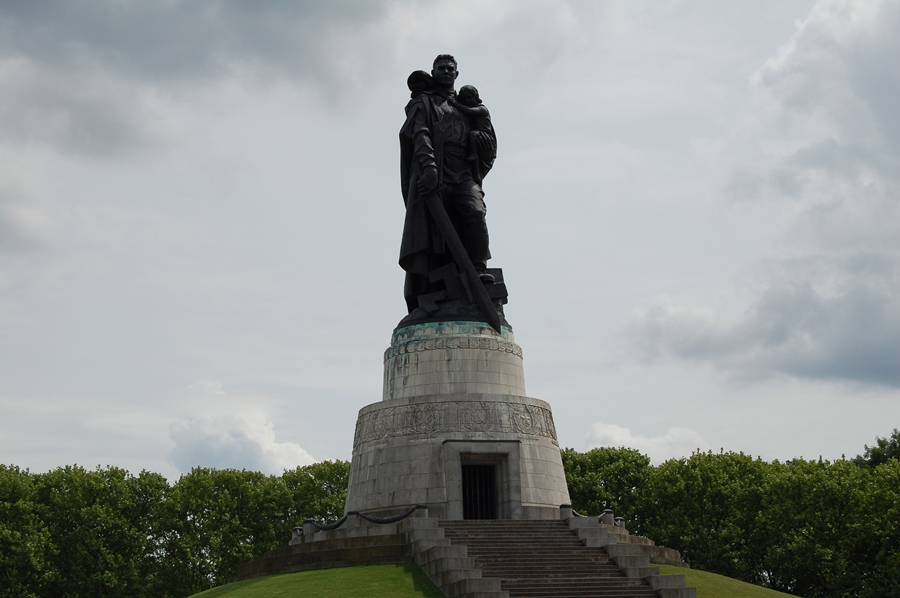 Pomnik sowiecki w Treptow Park Mur Berliński, Pomnik sowiecki w Treptow Park