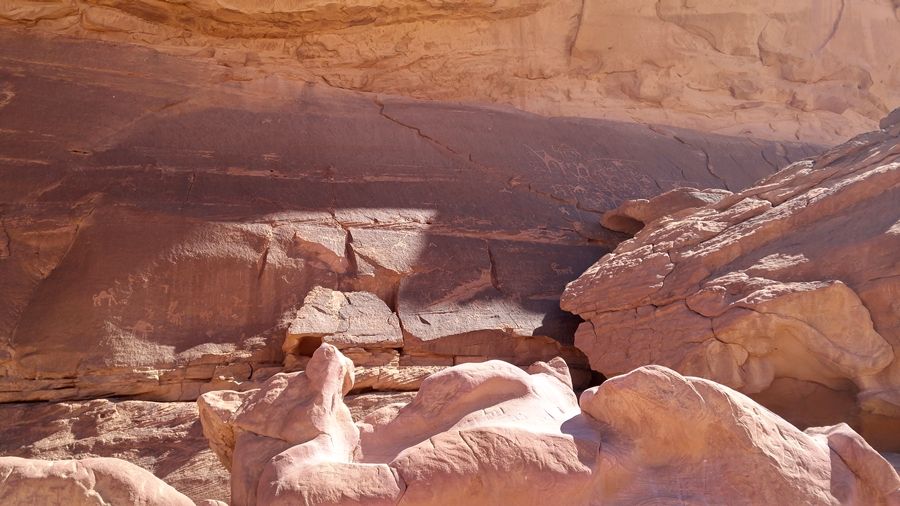 inskrypcje naskalne w Wadi Rum Jordania