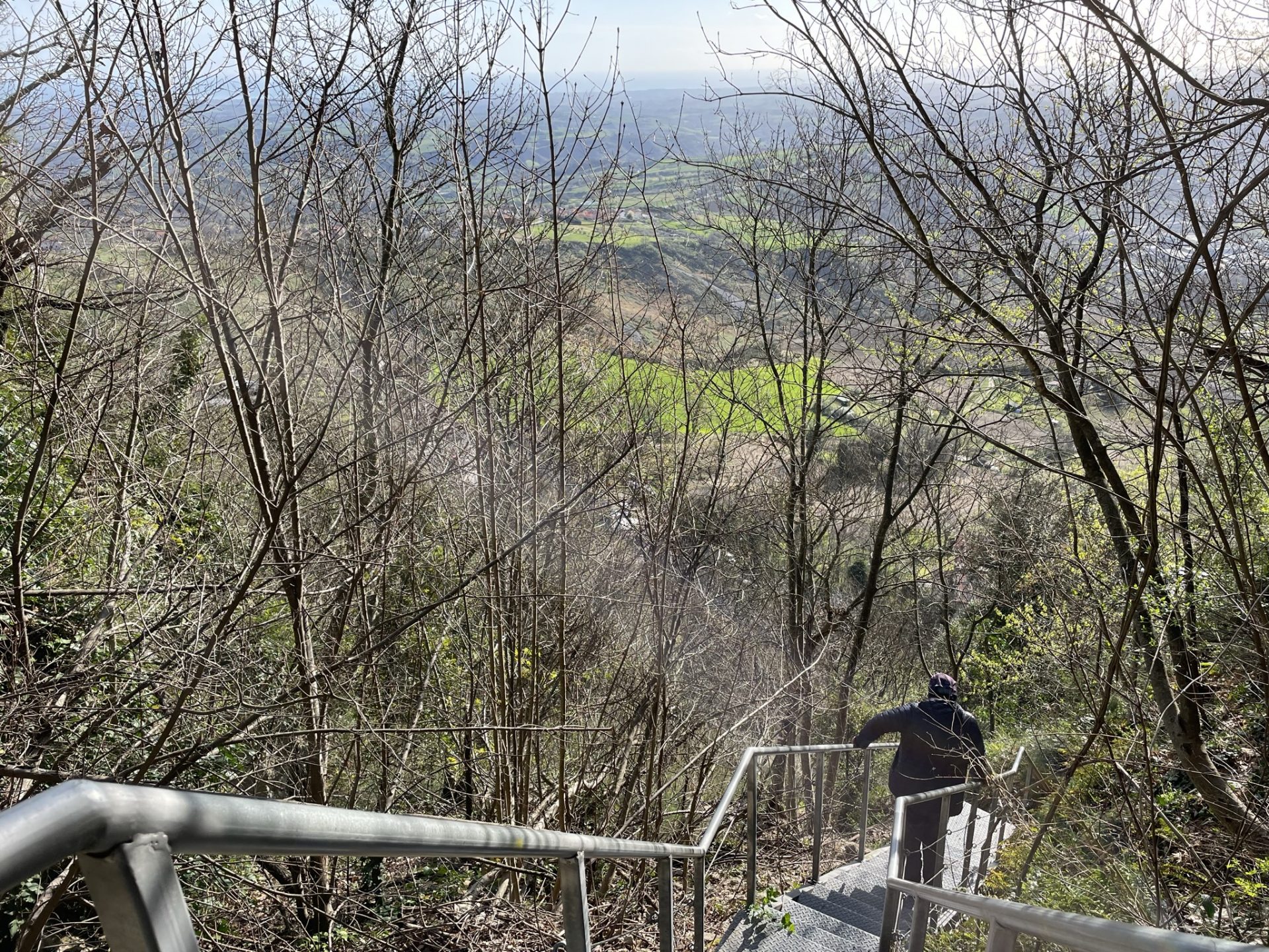 metalowe schody na klifach Monte Titano w San Marino