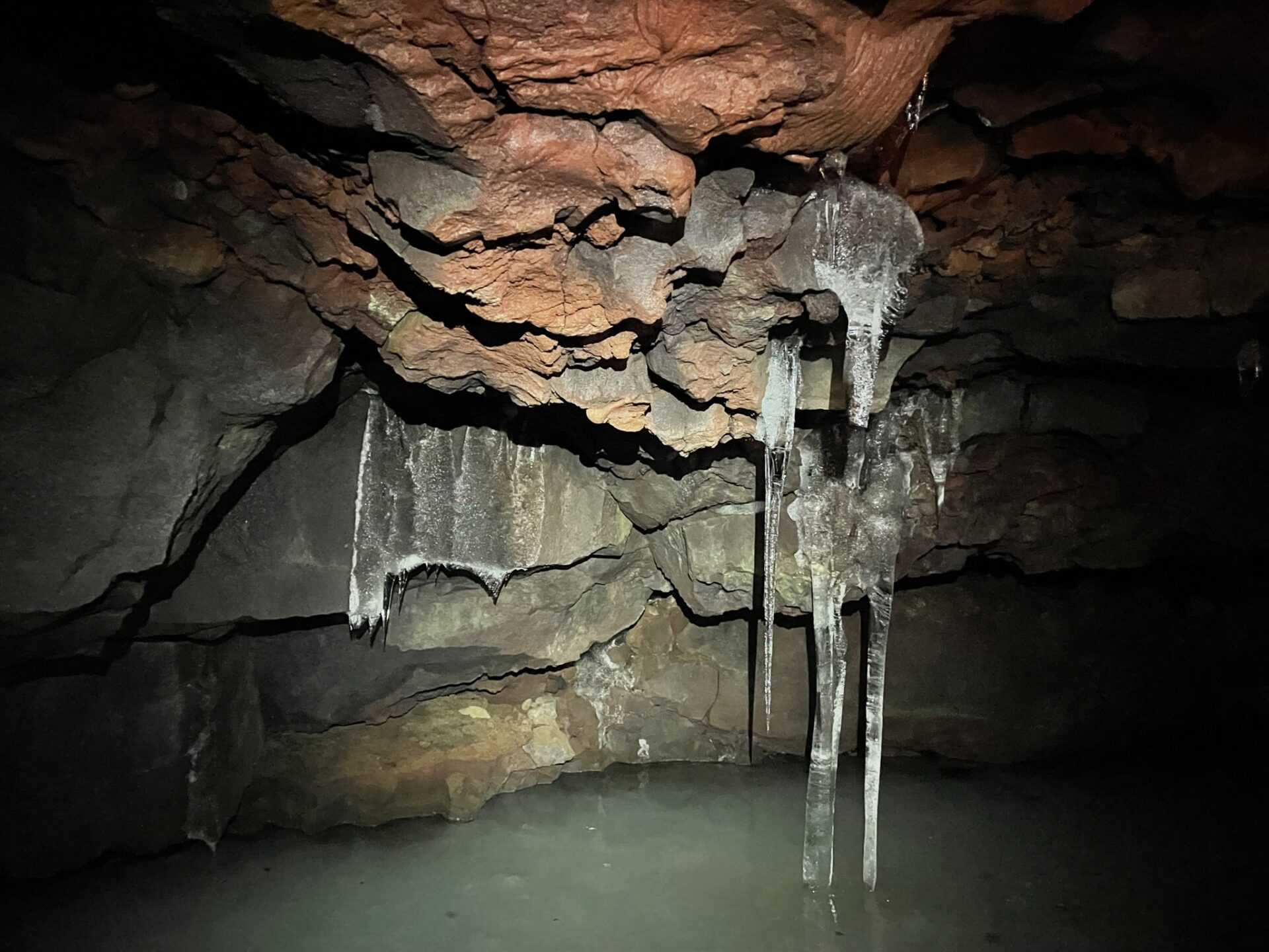 lodowe stalaktyty w jaskini Lofthellir w Myvatn, Islandia północna