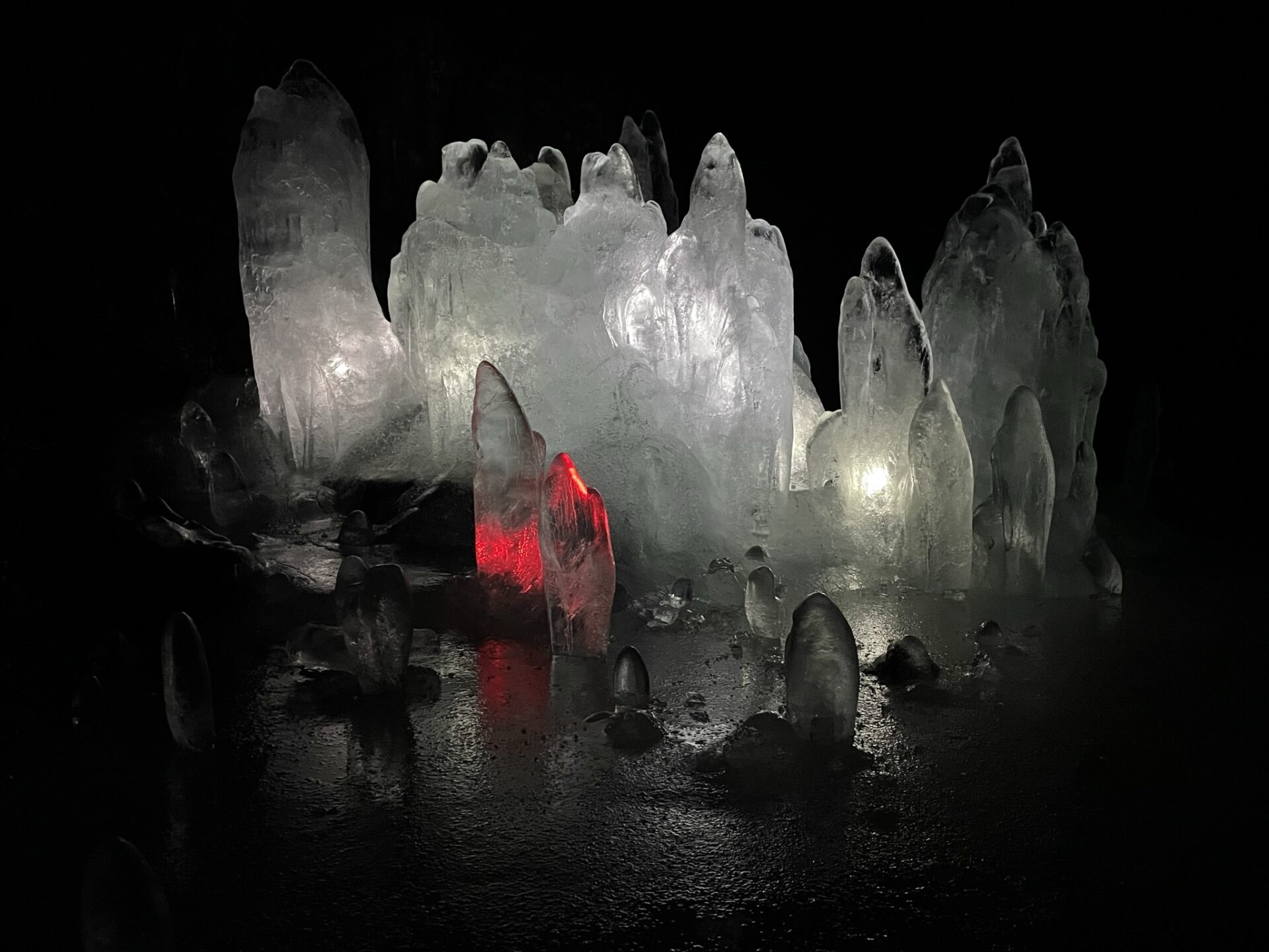 stalagmity w islandzkiej jaskini lodowej Lofthellir w Myvatn